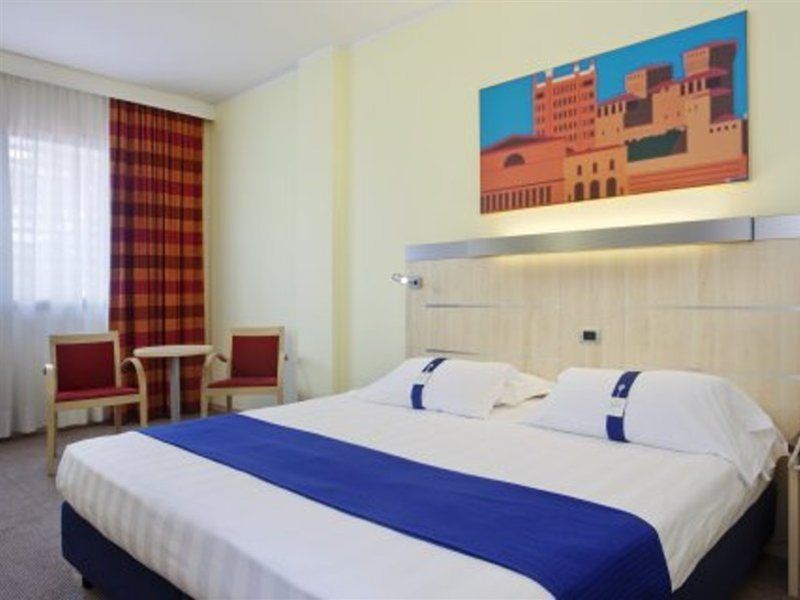 Holiday Inn Express Parma, An Ihg Hotel Exterior photo